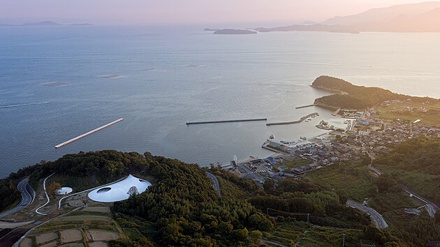 Japonsk muzeum Teshima Art Museum architekta Rjeho Niizawy (spoluzakladatele studia SANAA) je uniktnm propojenm vnitnch prostor a krajiny. Vystavuje jedin dlo  monumentln betonovou konstrukci pipomnajc vodn kapku s nzvem Matrix od japonsk umlkyn Rei Naito.