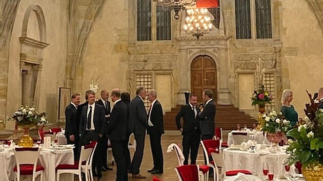 Slavnostní večeře na Pražském hradě pořádaná prezidentem Milošem Zemanem na počest katarského emíra.