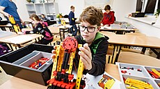 V krou�ku robotiky. D�ti se tu ze speciální stavebnice u�í sestavovat...