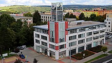 Na střeše radnice v Plzni - Slovanech by již brzy mohla sloužit fotovoltaika.