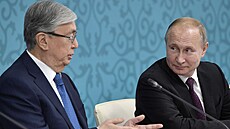 Spojenci, ale opatrní. Prezident Kazachstánu Kasym Tokajev (vlevo) se svým...