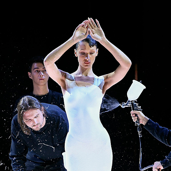 Nevsta nakonec. Módní dm Coperni nechal bhem své poslední pehlídky...