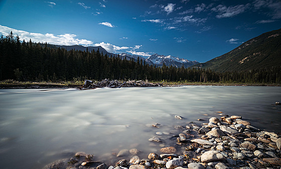 B�eh �eky u jednoho z kempovacích míst poblí� Goldenu, BC