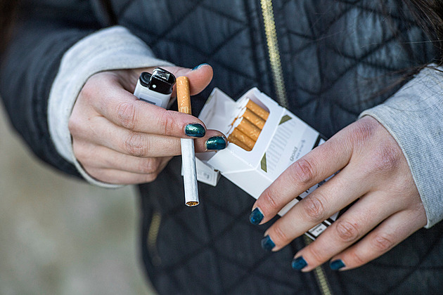 Státu vysychá cigaretový penězovod, chybí deset miliard. Po zdražení Češi začali nakupovat v zahraničí