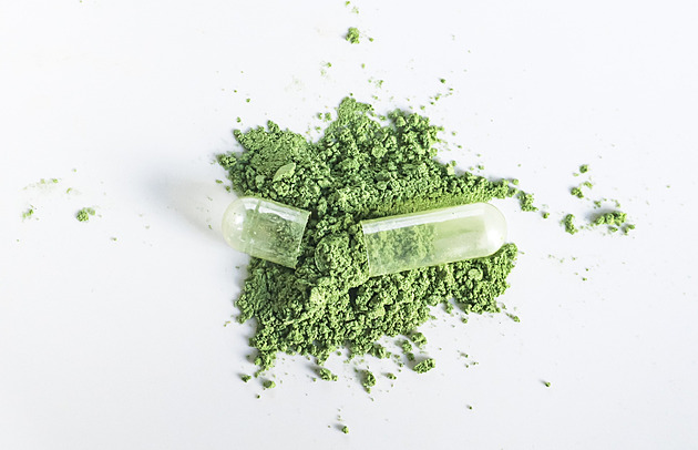 Závislých na kratomu přibývá. Ordinace se kvůli zelenému prášku nebezpečně plní i dětmi