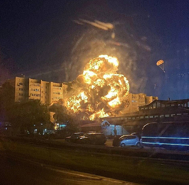 V ruském Jejsku se zřítilo armádní letadlo na dům, budovu zachvátil rozsáhlý požár
