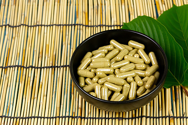 Lidé si syslí kratom. Bojí se, že zelený prášek zakážou. Dojde k nákupní horečce?
