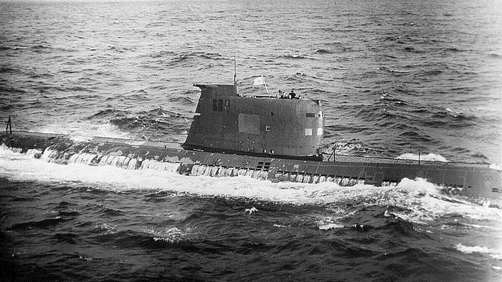 Sovtská ponorka B-59, kterou v konfrontaci s americkým námonictvem dlily od...
