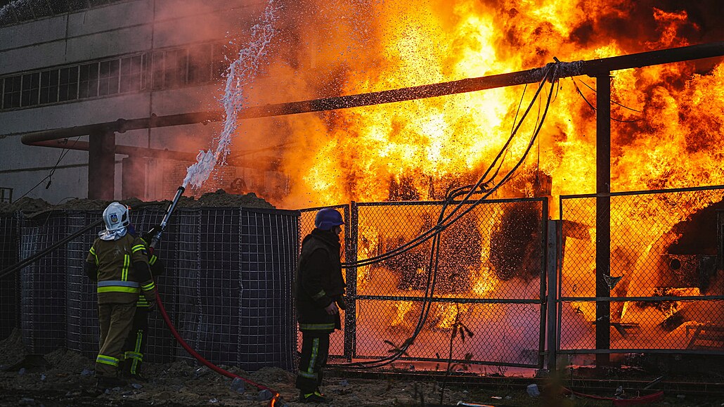 Hasiči bojují s požárem tepelné elektrárny v Kyjevě po zásahu ruskými raketami