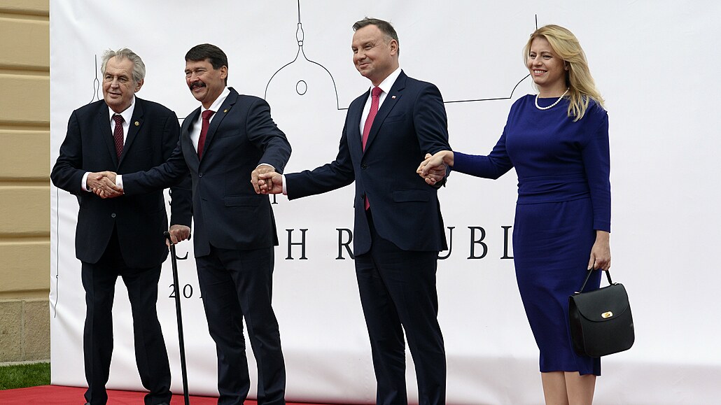 Prezidenti a prezidentka V4 jednali v roce 2019 na zámku v Lánech.