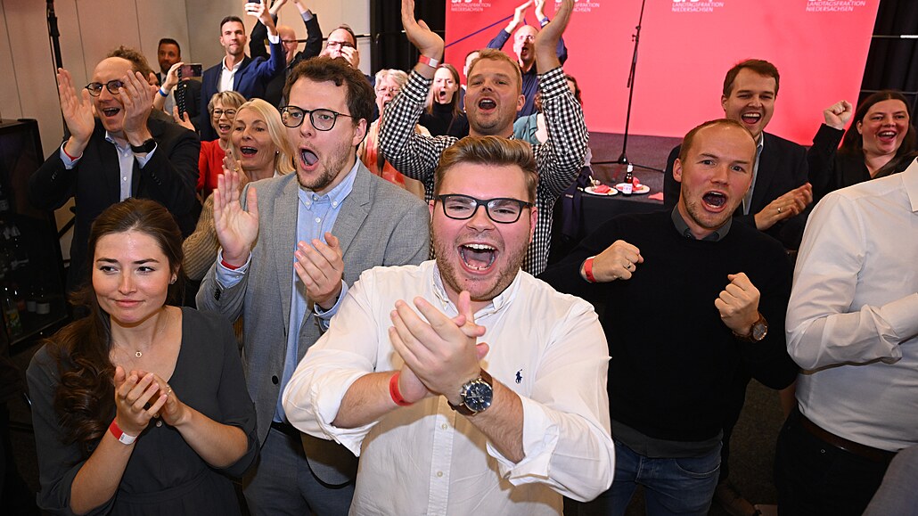 Píznivci nmecké SPD se radují po oznámení prvních výsledk zemských voleb v...