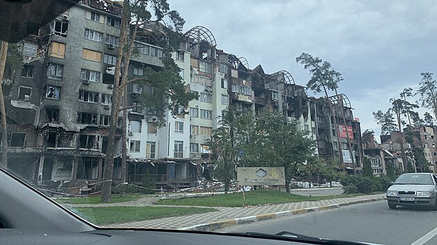 Ukrajinsk vlaky jezd na as. Teprve po opakovanm bombardovn Kyjev zavel koly, vyuovn vak pokrauje online. Ukrajinci pedvdj svtu, jak t v extrmnm nebezpe.