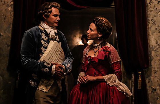 P�vkyn� a skladatel. Barbara Ronchiová jako zp�va�ka Caterina Gabrielliová a...