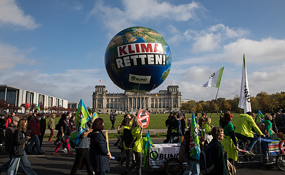 V Berlín� p�i�li �klimaaktivisten�, jak se mladým zelen� zapáleným lidem v...