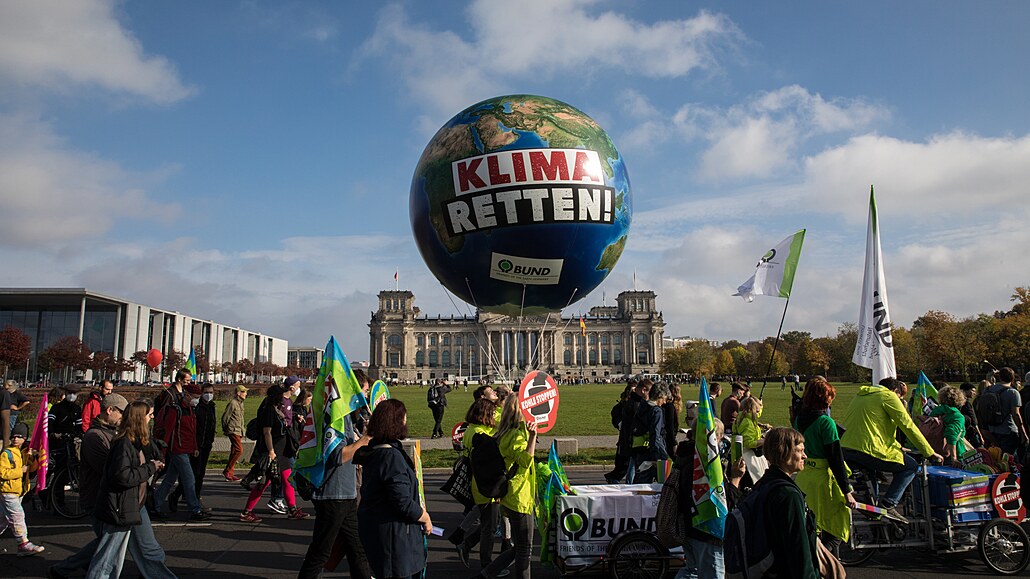 V Berlíně přišli „klimaaktivisten“, jak se mladým zeleně zapáleným lidem v...