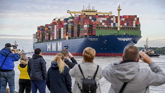 Na píjezd nejvtí nákladní lodi na svt do pístavu v Hamburku se pily...