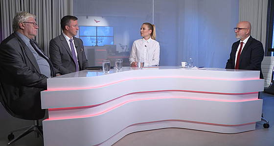 P�edseda Krajského soudu v Praze Ljubomír Drápal (vlevo), místop�edseda...