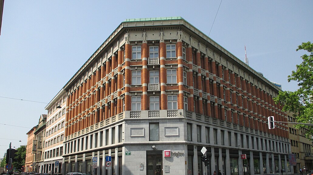 Unikátní stavba. Ple�nikova poji��ovna Vzajemna byla postavena v letech...