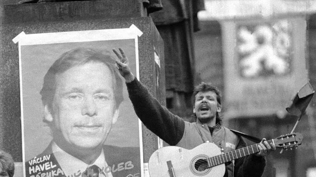 Dav na Václavském nám�stí slaví 29. 12. 1989 Havlovo zvolení prezidentem