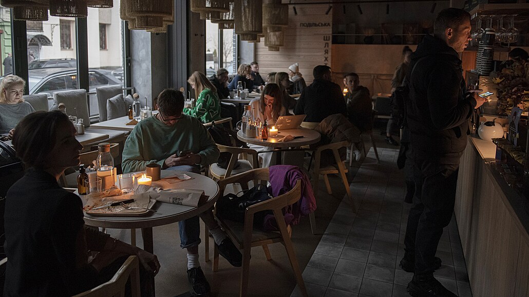 Lidé bhem blackoutu sedí pi svíkách v jedné z kyjevských kaváren
