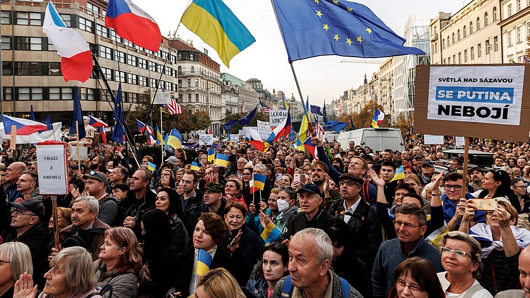 Odvalit balvan strachu doporuuje autor. Také nedlní demonstrace v Praze se...