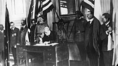Masaryk podepisuje v americké Filadelfii deklaraci o principech spolupráce...