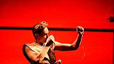 Z p�edstavení �ena, r��e, píse�, kost