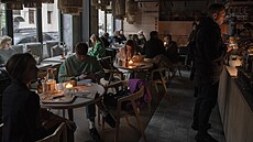 Lidé během blackoutu sedí při svíčkách v jedné z kyjevských kaváren