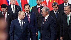 Putin a ti, kdo s ním mluví. Ruský prezident (tetí zleva) se 13. íjna...
