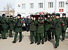Burjati oplakávají poruíka Ilju Semjonova. Kolik voják jejich národnostní...