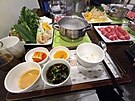 Kimi figuruje u kadého jídla v Koreji (mistika vlevo nahoe).