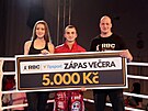 RBC: Petr Novák (uprosted) s Ring-girl a éfem RBC Daniele Táborským po jednom...