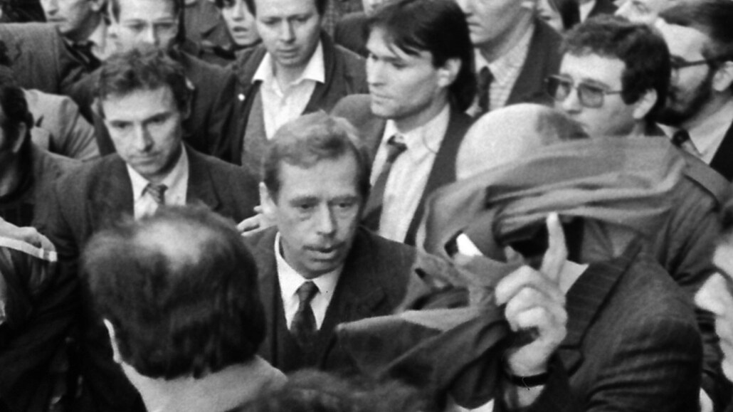 Václav Havel 14. 3. 1991 v Bratislav pronásledován davem poté, co proel kolem...