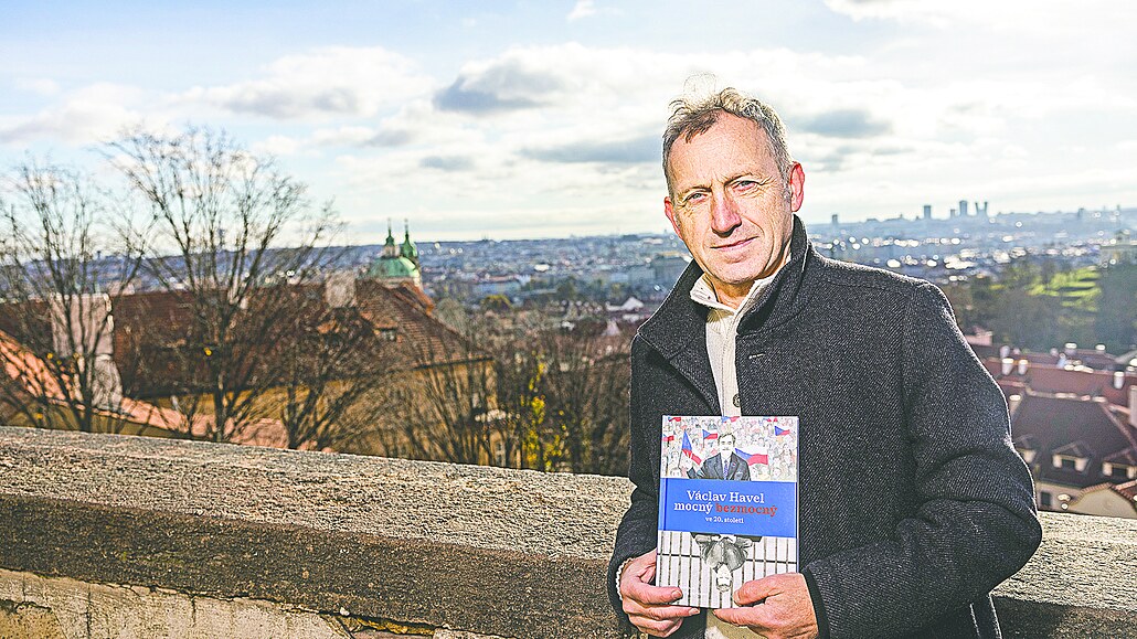 Martin Vopěnka se svou knihou Václav Havel mocný bezmocný ve 20. století