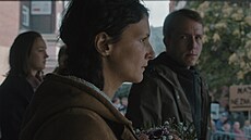 Postavit se zlu. Irina (Vita Smaeljuk) má promluvit na shromádní svolaném...