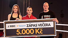 RBC: Petr Novák (uprosted) s Ring-girl a éfem RBC Daniele Táborským po jednom...