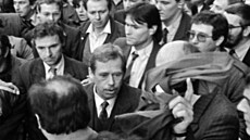 Václav Havel 14. 3. 1991 v Bratislav pronásledován davem poté, co proel kolem...