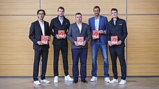 K�est knihy Basketbal � Velký americký p�íb�h. Zleva Ji�í Welsch, Jan Veselý,...