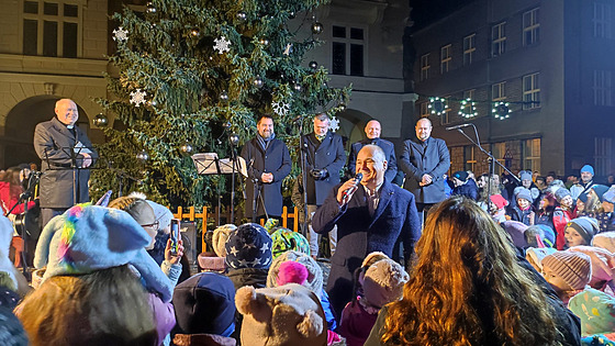 Rozsv�cení váno�ního stromku v Náchod�