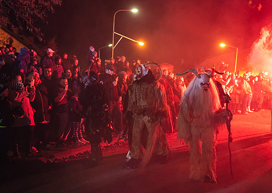 �erti ze skupin Krampus Ericius a Krampus Moravia spolu s oh�ostr�jci ze...