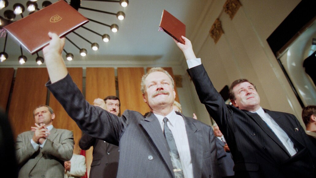 P�ed p�ijetím vlastní ústavy schválili sloven�tí poslanci 17. �ervence 1992...