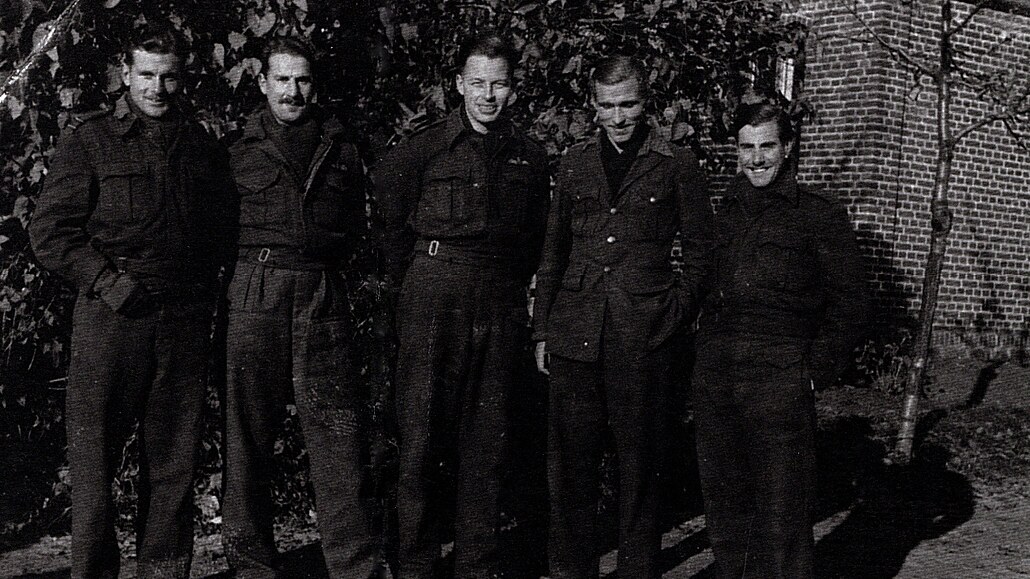 Spojenetí letci v zajetí v táboe Oflag XXI-B u Szubinu, záí 1942. Otakar...