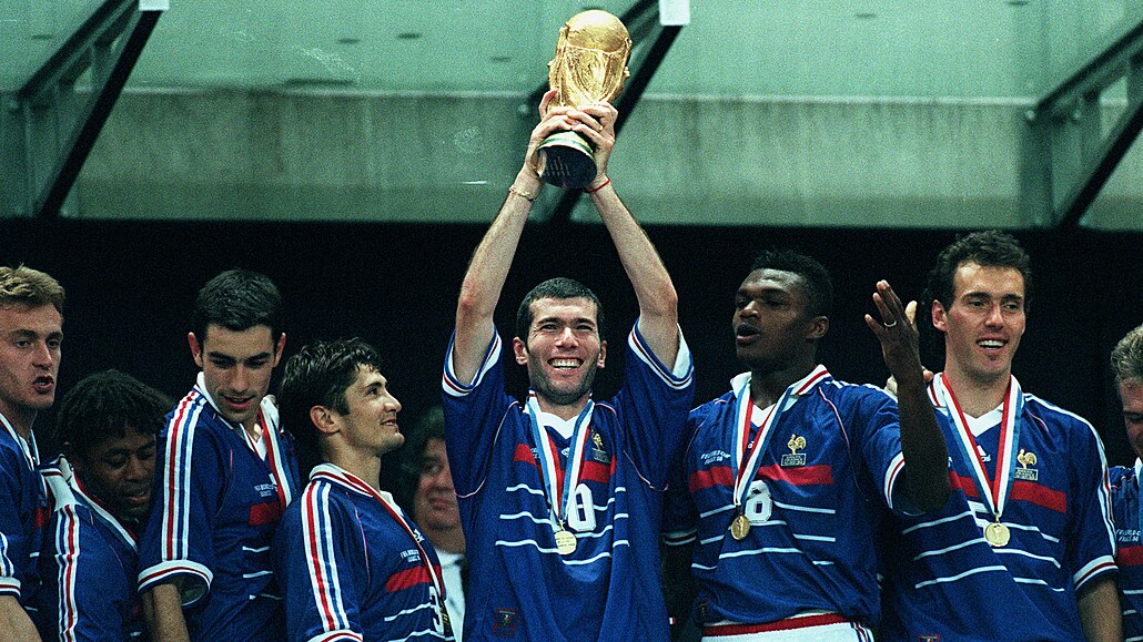 Francouzi dokonale využili domácí prostředí. Pohár FIFA drží nejlepší hráč země...