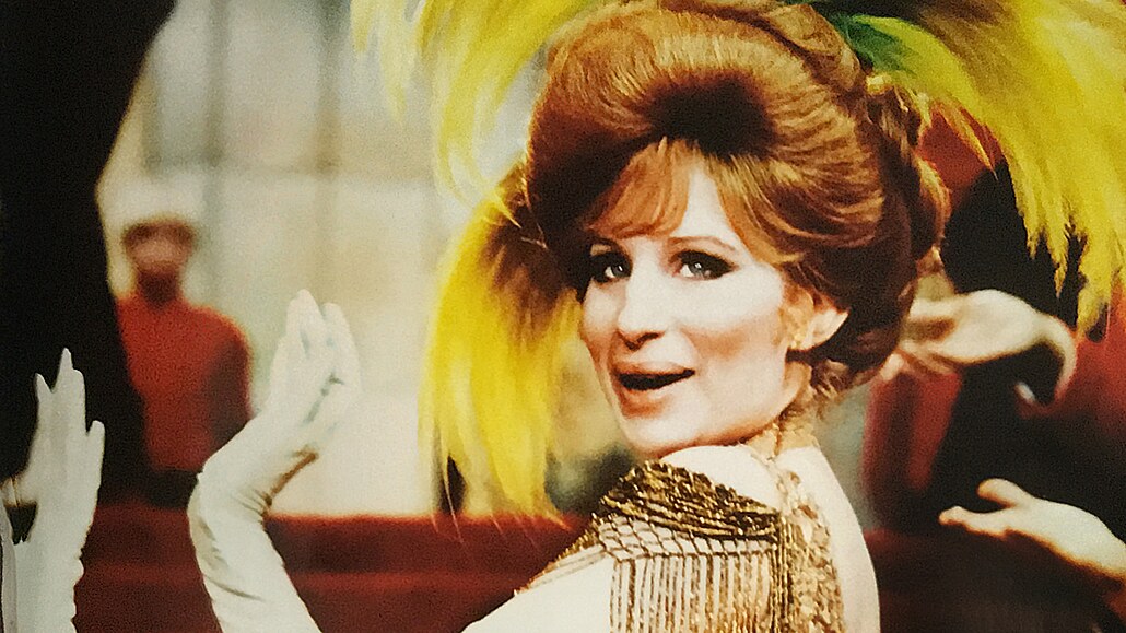 Barbra Streisandová v titulní roli filmového pepisu muzikálu Hello, Dolly z...