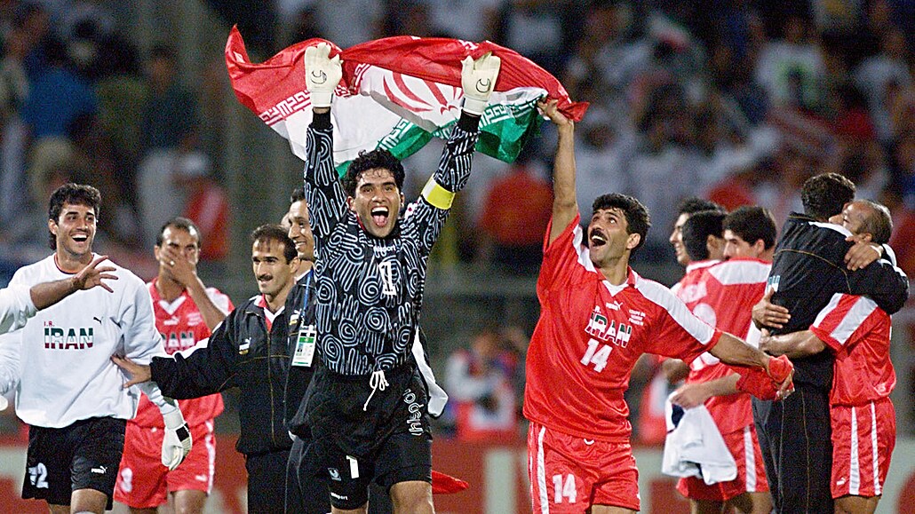 Nečekaná oslava. Takto slavili íránští fotbalisté výhru nad nenáviděným rivalem...