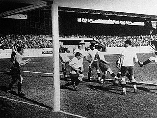 Trochu chaos, kopa nadšení a napětí z netušeného. Historicky první fotbalový šampionát v roce 1930 se nakonec povedl, i když pořadatelé z Uruguaye platili začátečnickou daň za amatérské neduhy....
