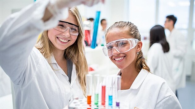 Studenti na hodině chemie v česko-kanadské škole v Jesenici u Prahy.