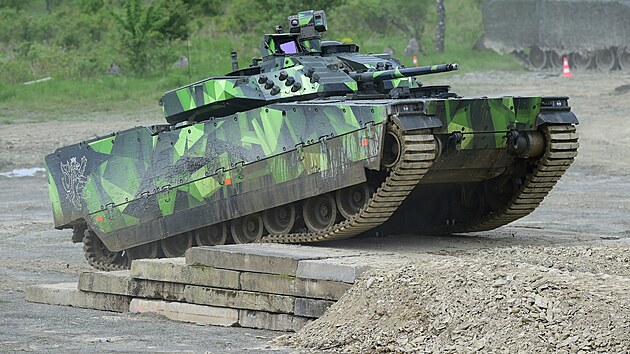 Testování védských bojových vozidel CV 90 ve vojenském prostoru Libavá na...