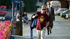 Odcházení. Prezident ČSFR Václav Havel se 19. července 1992 vrací do svého bytu... | na serveru Lidovky.cz | aktuální zprávy