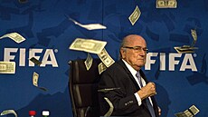 Britský komik Lee Nelson (mimo záběr) vrhl na šéfa FIFA Seppa Blattera (na...